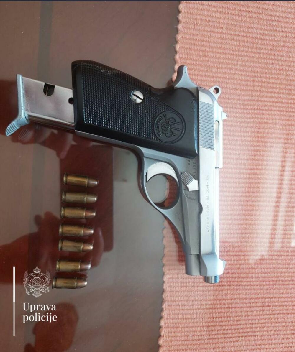 <p>U saopštenju piše i da su podgorički policajci postupili po prijavi da je došlo do narušavanja javnog reda i mira, te su shodno tome uhapšeni D.B.(50) i B.V.(71), zbog počinjenih prekršaja iz Zakona o javnom redu i miru</p>