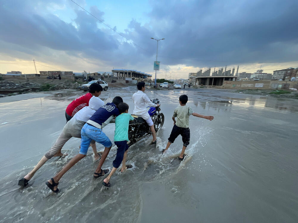 <p>Više od 500 domova je moralo da bude evakuisano, a mnogi putevi su blokirani poplavama u provinciji Hodejda, od kojih je veliki dio, uključujući luku, pod kontrolom pokreta Huti koji je vezan za Iran</p>
