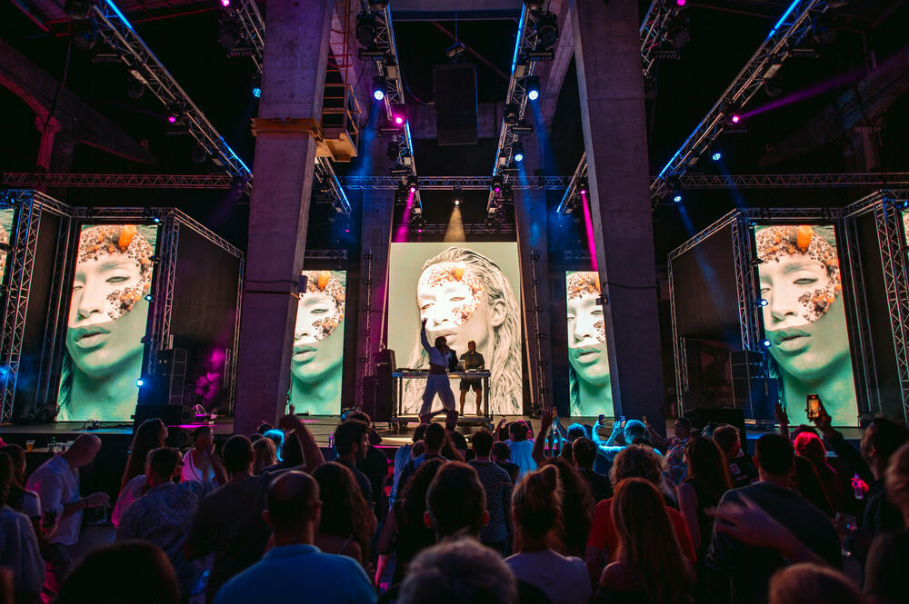 <p>Nevjerovatnu energiju, harizmu i šarm pjevačica Alonya prenijela je na publiku druge večeri festivala Rubix u Tivtu, koja je uživala u odabranim hitovima iz dvodecenijske karijere čuvenog benda, ali i najnovijim pjesmama sa albuma “Should I Stay or Should I Go”</p>