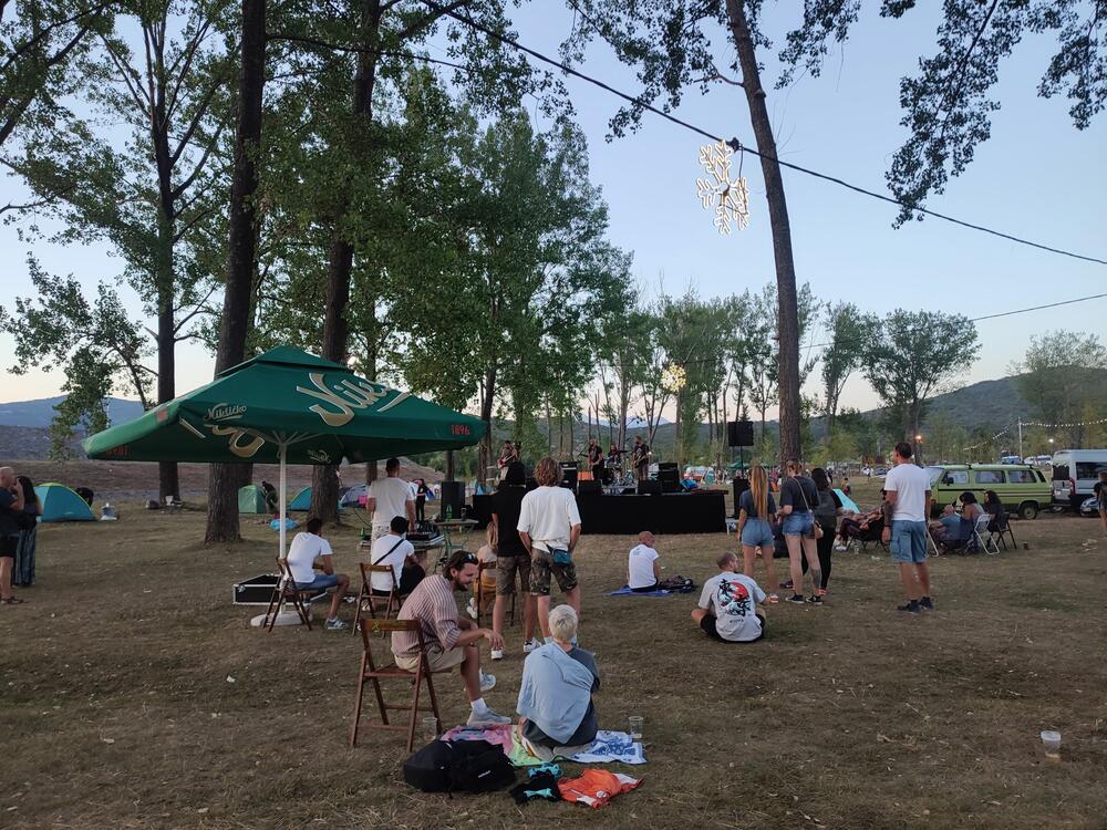 <p>Večeras će nastupiti nikšićki Džanum, Jurica Pađen i Aerodrom, Crvena jabuka, slovenački Laibach, dok će 13. izdanje festivala zatvoriti engleski popularni DJ i producent Jax Jones</p>