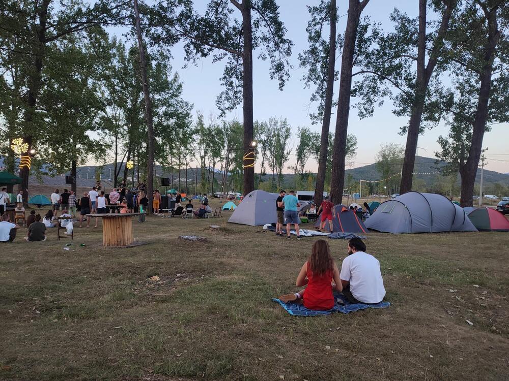 <p>Večeras će nastupiti nikšićki Džanum, Jurica Pađen i Aerodrom, Crvena jabuka, slovenački Laibach, dok će 13. izdanje festivala zatvoriti engleski popularni DJ i producent Jax Jones</p>