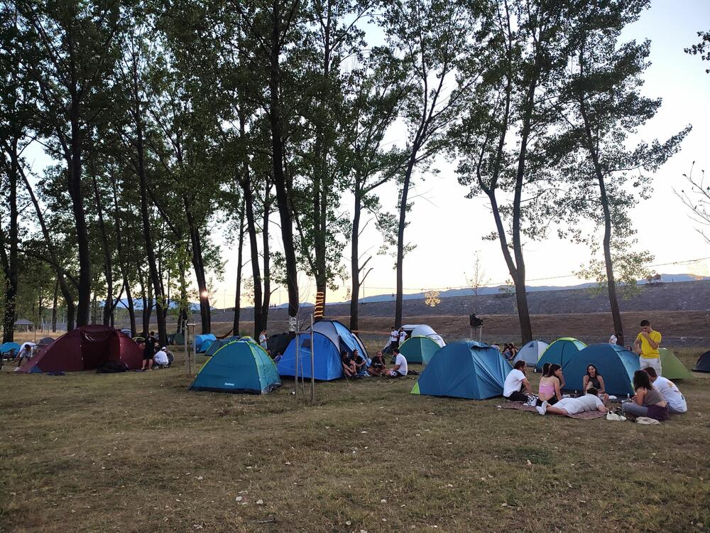 <p>Večeras će nastupiti nikšićki Džanum, Jurica Pađen i Aerodrom, Crvena jabuka, slovenački Laibach, dok će 13. izdanje festivala zatvoriti engleski popularni DJ i producent Jax Jones</p>