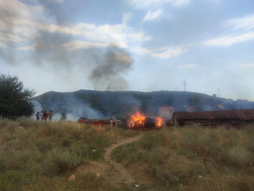 <p>"U zadnjih desetak dana na ovom području imamo preko 30, 40 intervencija i dojava... Ovo je samo jedan u nizu požara, koji je danas nažalost eskalirao", rekao je Tadić</p>