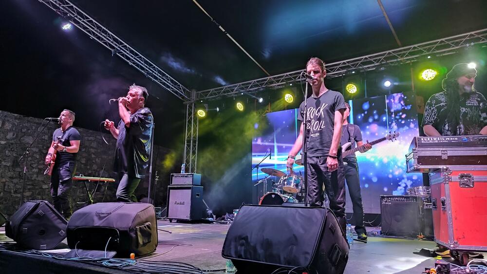 <p>Nastupili Nele Karajlić, Denis & Denis, bendovi Azilanti, Deminutiv, Artan Lili i Liga Vega</p>