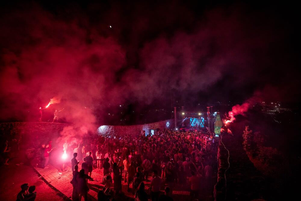 <p>Ovogodišnje izdanje Bedem festa, koji je vratio stari sjaj, ali i probudio novu energiju, podsjetilo je da ga ne zovu bez razloga „festival s dušom“</p>