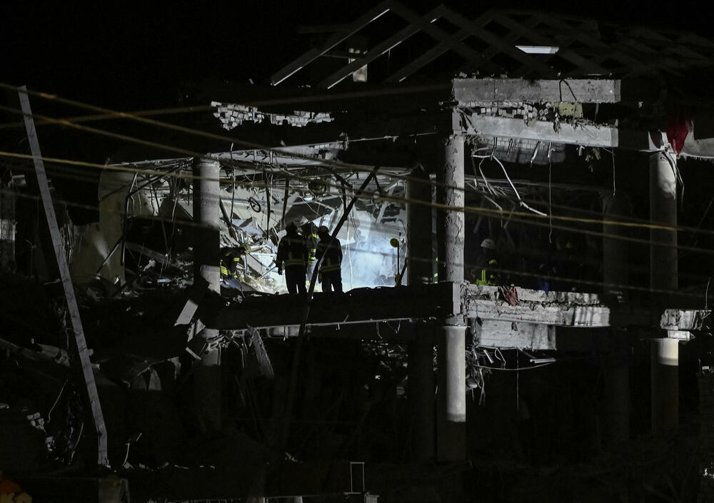 <p>Sistemi protivvazdušne odbrane Kijevske oblasti bili su angažovani nekoliko puta tokom noći da odbiju rakete i dronove usmjerene na ukrajinsku prijestonicu, saopštila je vojna administracija regiona na Telegramu</p>