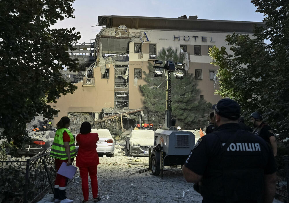 <p>Sistemi protivvazdušne odbrane Kijevske oblasti bili su angažovani nekoliko puta tokom noći da odbiju rakete i dronove usmjerene na ukrajinsku prijestonicu, saopštila je vojna administracija regiona na Telegramu</p>