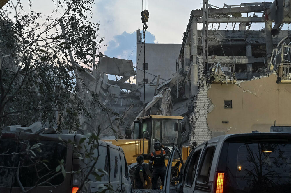 <p>Sistemi protivvazdušne odbrane Kijevske oblasti bili su angažovani nekoliko puta tokom noći da odbiju rakete i dronove usmjerene na ukrajinsku prijestonicu, saopštila je vojna administracija regiona na Telegramu</p>