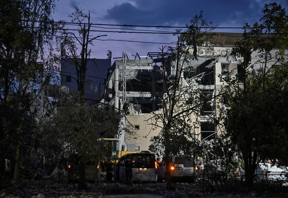<p>Sistemi protivvazdušne odbrane Kijevske oblasti bili su angažovani nekoliko puta tokom noći da odbiju rakete i dronove usmjerene na ukrajinsku prijestonicu, saopštila je vojna administracija regiona na Telegramu</p>