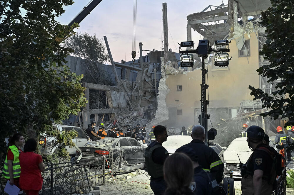 <p>Sistemi protivvazdušne odbrane Kijevske oblasti bili su angažovani nekoliko puta tokom noći da odbiju rakete i dronove usmjerene na ukrajinsku prijestonicu, saopštila je vojna administracija regiona na Telegramu</p>