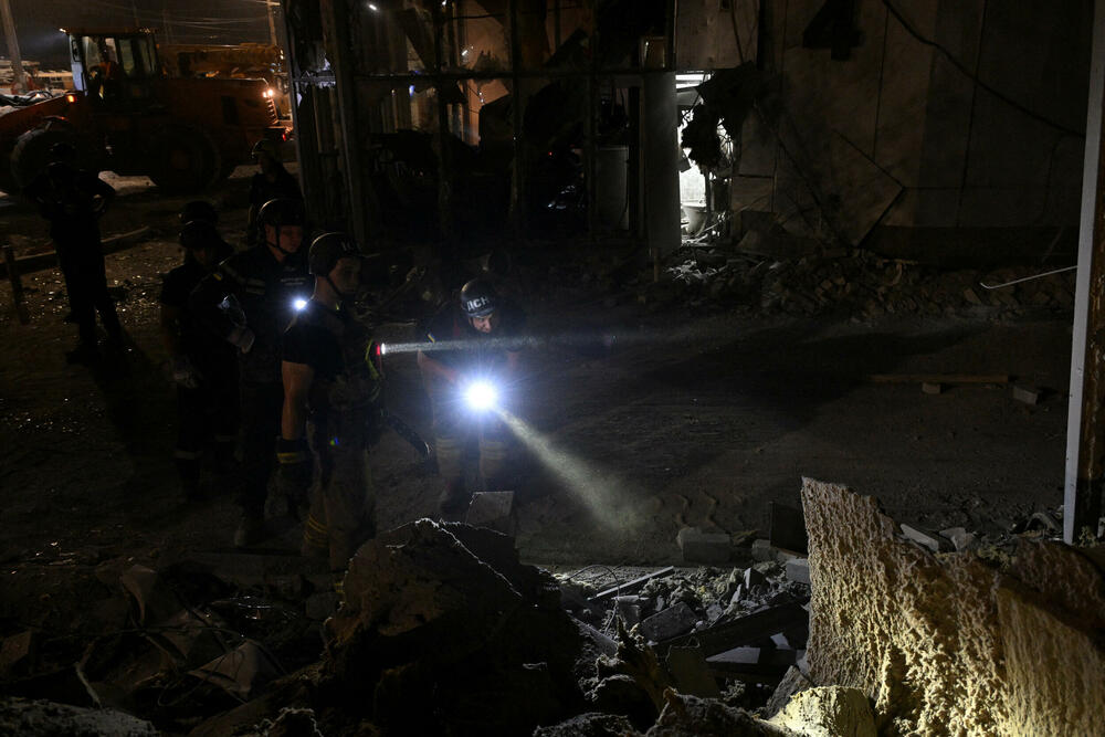 <p>Sistemi protivvazdušne odbrane Kijevske oblasti bili su angažovani nekoliko puta tokom noći da odbiju rakete i dronove usmjerene na ukrajinsku prijestonicu, saopštila je vojna administracija regiona na Telegramu</p>