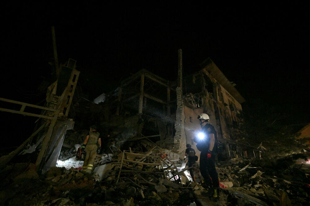 <p>Sistemi protivvazdušne odbrane Kijevske oblasti bili su angažovani nekoliko puta tokom noći da odbiju rakete i dronove usmjerene na ukrajinsku prijestonicu, saopštila je vojna administracija regiona na Telegramu</p>