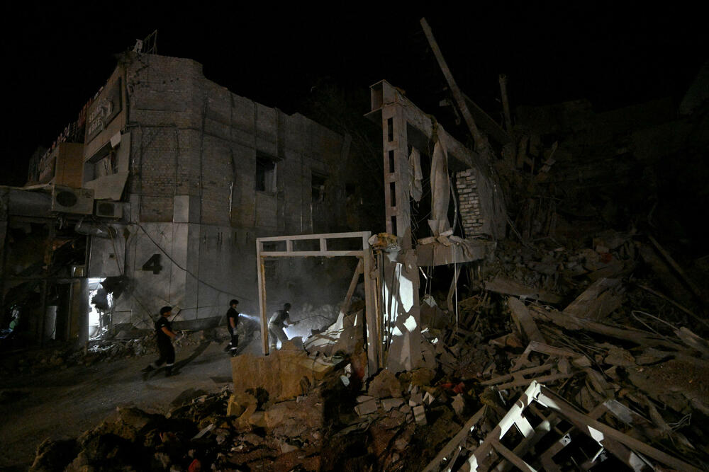 <p>Sistemi protivvazdušne odbrane Kijevske oblasti bili su angažovani nekoliko puta tokom noći da odbiju rakete i dronove usmjerene na ukrajinsku prijestonicu, saopštila je vojna administracija regiona na Telegramu</p>