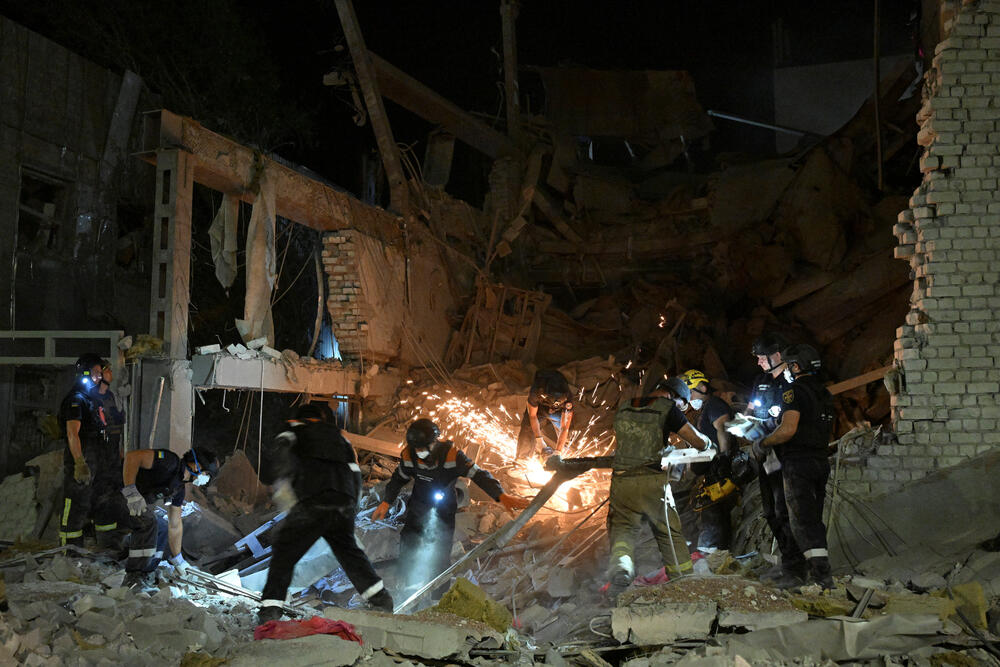 <p>Sistemi protivvazdušne odbrane Kijevske oblasti bili su angažovani nekoliko puta tokom noći da odbiju rakete i dronove usmjerene na ukrajinsku prijestonicu, saopštila je vojna administracija regiona na Telegramu</p>