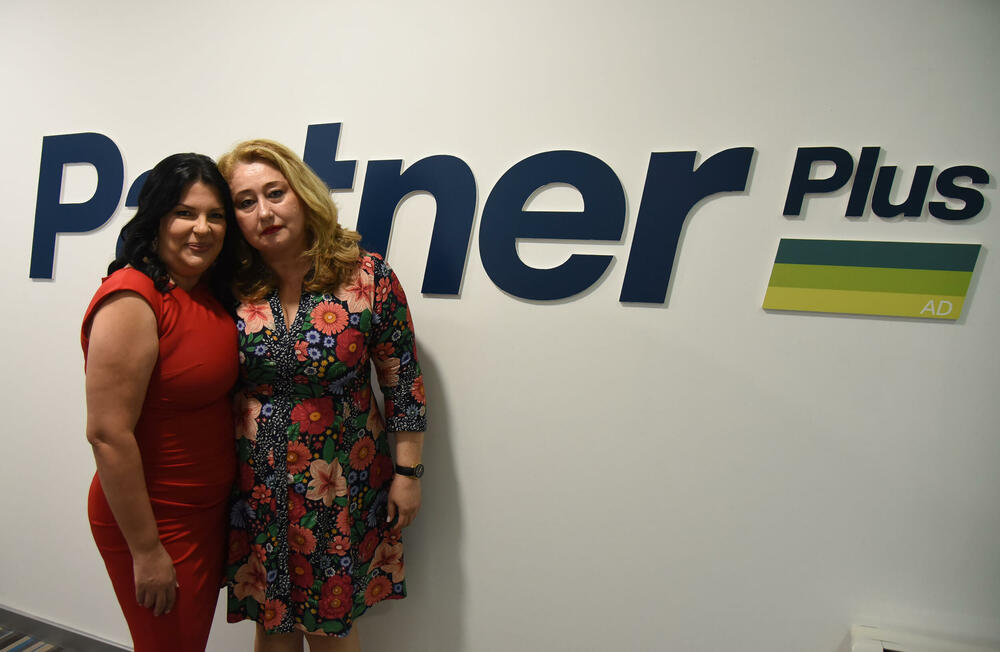 <p>Mikrokreditna finansijska institucija Partner Plus AD počela je sa radom 05. septembra 2024. godine. Institucija je osnovana sa primarnim ciljem da pruži podršku razvoju lokalne privrede kroz obezbjeđivanje pristupačnih finansijskih rješenja. Poseban fokus usmjeren je na preduzetnike, mikro i mala preduzeća, kao i pojedince kojima su potrebna dodatna sredstva za unaprjeđenje poslovanja i kvaliteta života. Bićemo podrška razvoju biznisa naših klijenata, akcelerator njihovih ideja i efikasne realizacije.</p>