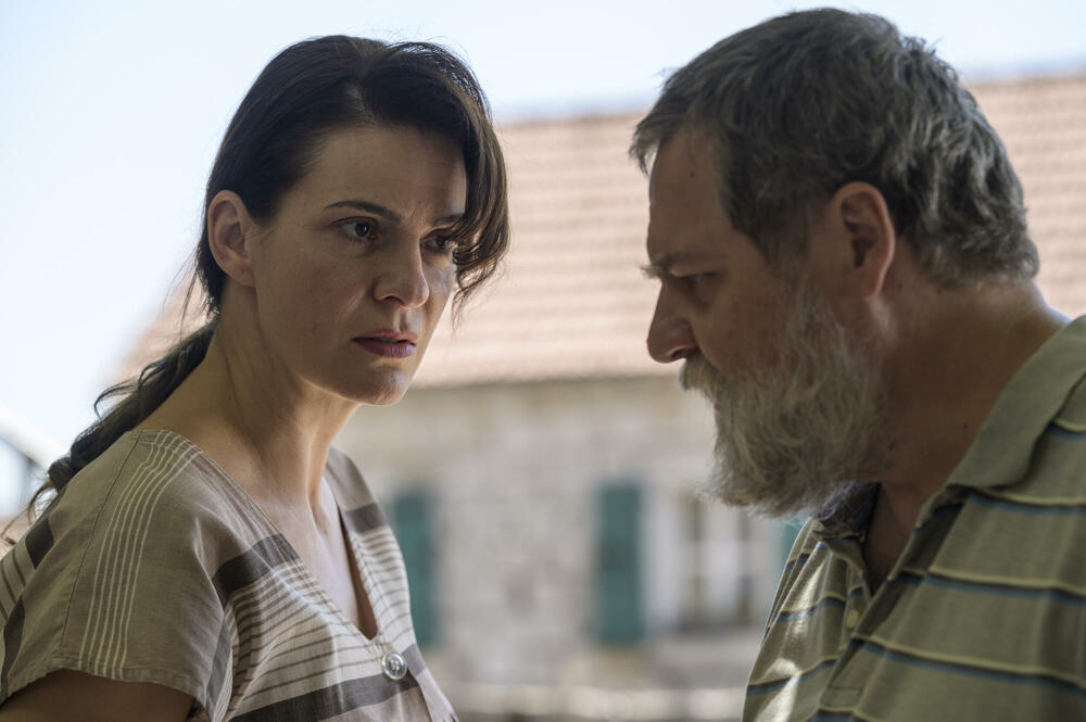 <p>Serija o ljubavi mlade Hrvatice i Srbina u haotičnom vremenu, već dva mjeseca se snima u Nikšiću i njegovoj okolini, a polako se i privodi kraju. Tim povodom za “Vijesti” su o “Tvrđavi” govorili reditelj Saša Hajduković i kreator serije Mirko Stojković</p>