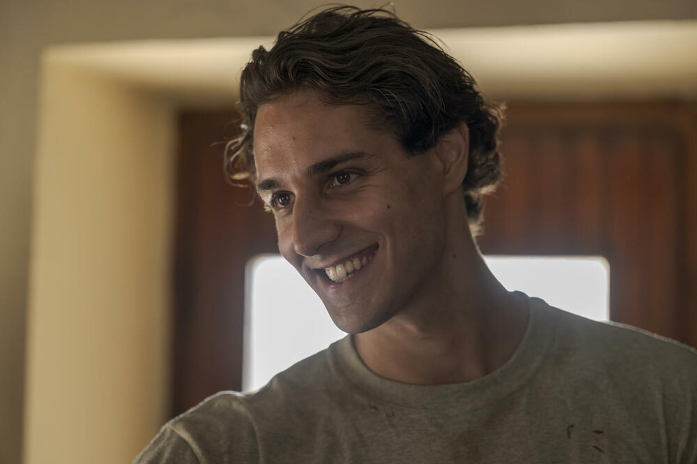 <p>Serija o ljubavi mlade Hrvatice i Srbina u haotičnom vremenu, već dva mjeseca se snima u Nikšiću i njegovoj okolini, a polako se i privodi kraju. Tim povodom za “Vijesti” su o “Tvrđavi” govorili reditelj Saša Hajduković i kreator serije Mirko Stojković</p>