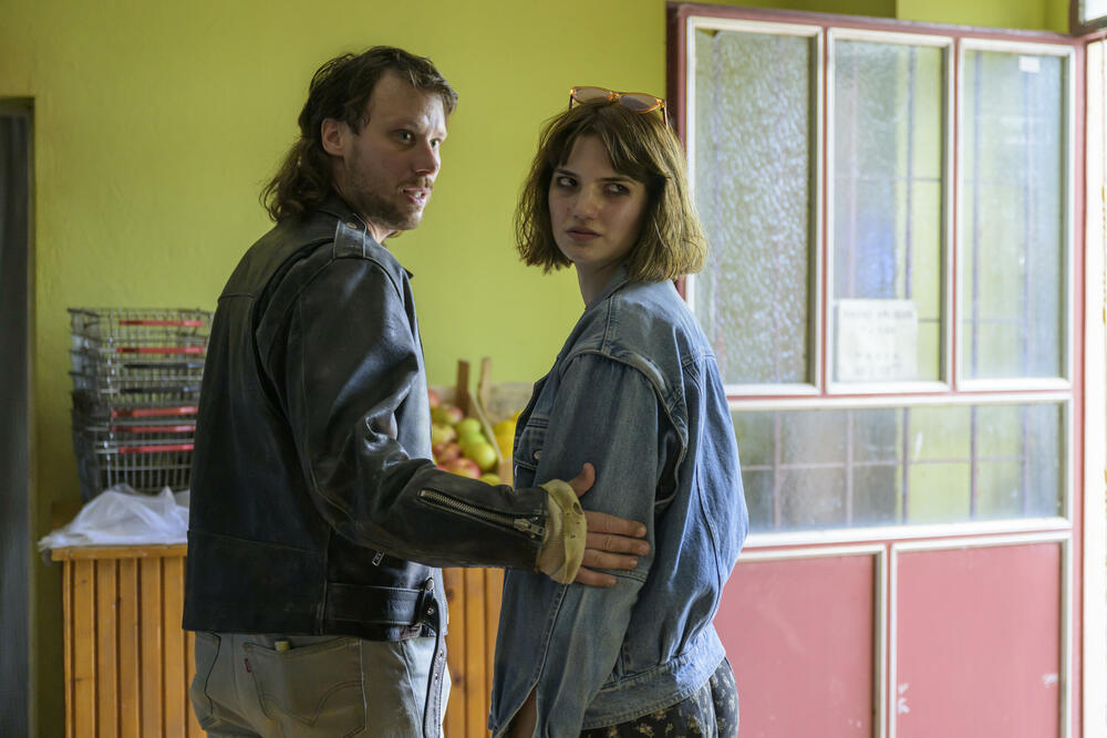 <p>Serija o ljubavi mlade Hrvatice i Srbina u haotičnom vremenu, već dva mjeseca se snima u Nikšiću i njegovoj okolini, a polako se i privodi kraju. Tim povodom za “Vijesti” su o “Tvrđavi” govorili reditelj Saša Hajduković i kreator serije Mirko Stojković</p>