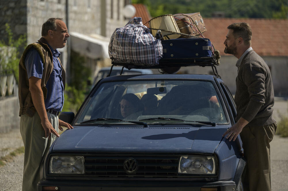 <p>Serija o ljubavi mlade Hrvatice i Srbina u haotičnom vremenu, već dva mjeseca se snima u Nikšiću i njegovoj okolini, a polako se i privodi kraju. Tim povodom za “Vijesti” su o “Tvrđavi” govorili reditelj Saša Hajduković i kreator serije Mirko Stojković</p>