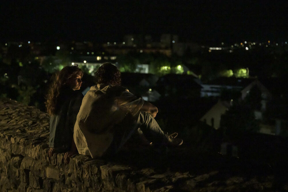 <p>Serija o ljubavi mlade Hrvatice i Srbina u haotičnom vremenu, već dva mjeseca se snima u Nikšiću i njegovoj okolini, a polako se i privodi kraju. Tim povodom za “Vijesti” su o “Tvrđavi” govorili reditelj Saša Hajduković i kreator serije Mirko Stojković</p>