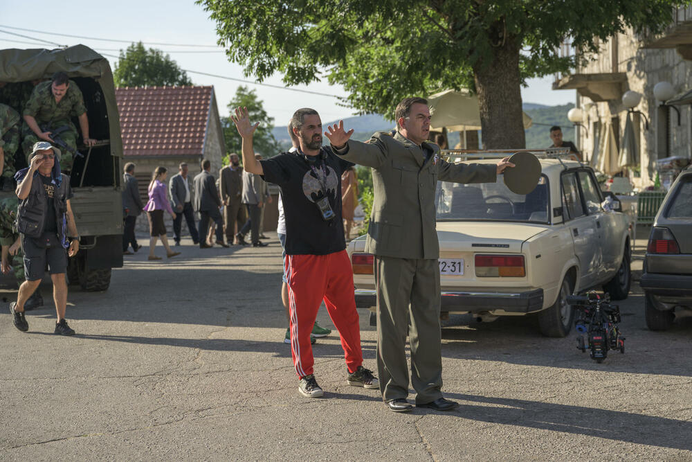 <p>Serija o ljubavi mlade Hrvatice i Srbina u haotičnom vremenu, već dva mjeseca se snima u Nikšiću i njegovoj okolini, a polako se i privodi kraju. Tim povodom za “Vijesti” su o “Tvrđavi” govorili reditelj Saša Hajduković i kreator serije Mirko Stojković</p>