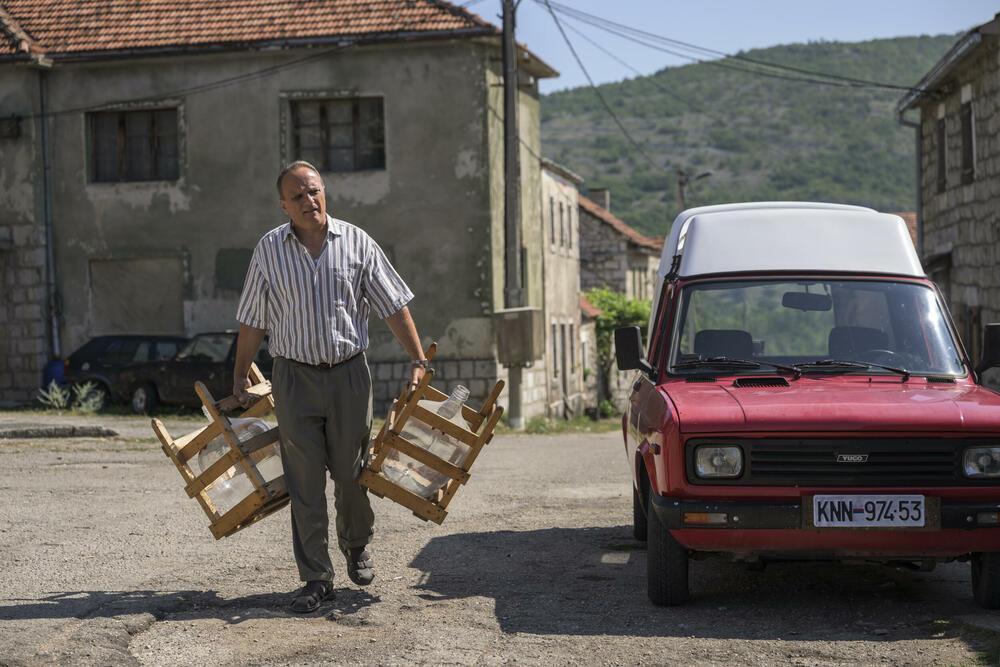 <p>Serija o ljubavi mlade Hrvatice i Srbina u haotičnom vremenu, već dva mjeseca se snima u Nikšiću i njegovoj okolini, a polako se i privodi kraju. Tim povodom za “Vijesti” su o “Tvrđavi” govorili reditelj Saša Hajduković i kreator serije Mirko Stojković</p>