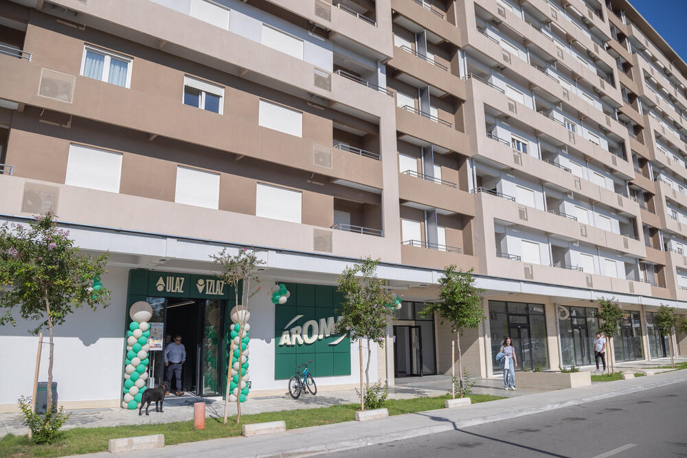 <p><em><strong>Slavimo uz poklone, popuste i specijalnu ponudu</strong></em></p>