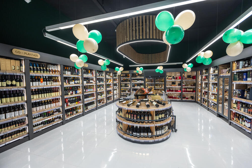 <p><em><strong>Slavimo uz poklone, popuste i specijalnu ponudu</strong></em></p>