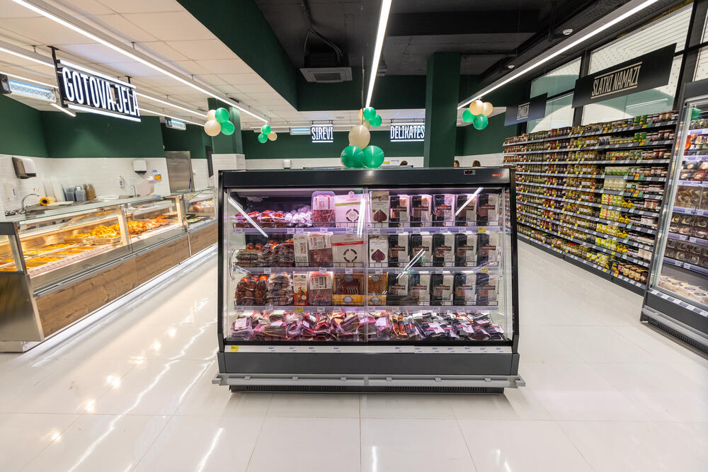 <p><em><strong>Slavimo uz poklone, popuste i specijalnu ponudu</strong></em></p>