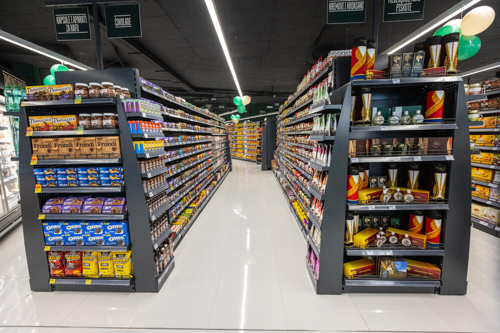 <p><em><strong>Slavimo uz poklone, popuste i specijalnu ponudu</strong></em></p>