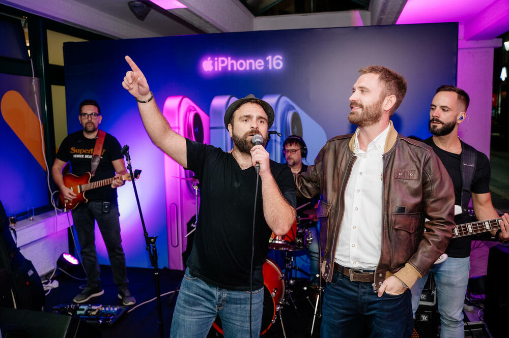 <p><em>Događaj kompanije One okupio je mnogo sadašnjih i budućih korisnika ove mreže na podgoričkom Rimskom trgu, sa svojim albumom sjajnih fotografija i sam postavši dio onih druženja za riznicu sjećanja.</em></p>