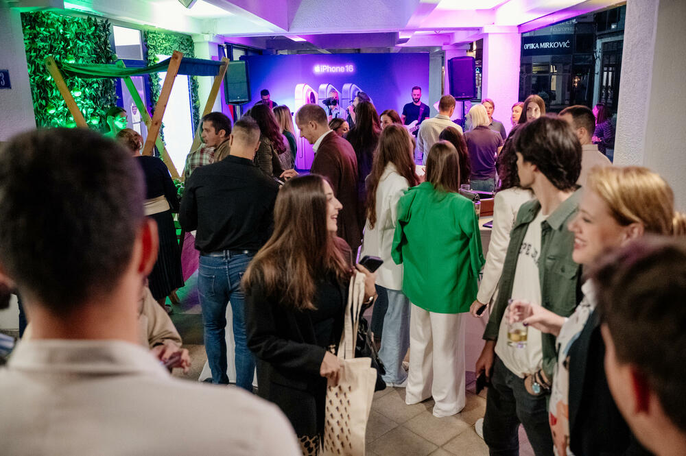 <p><em>Događaj kompanije One okupio je mnogo sadašnjih i budućih korisnika ove mreže na podgoričkom Rimskom trgu, sa svojim albumom sjajnih fotografija i sam postavši dio onih druženja za riznicu sjećanja.</em></p>