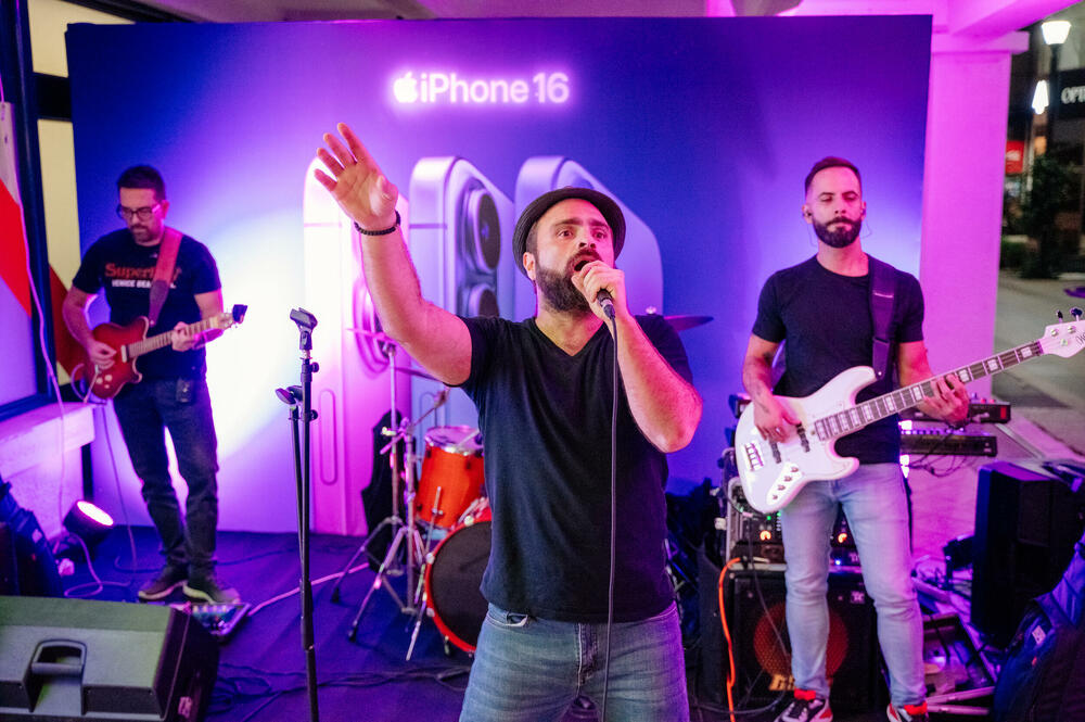 <p><em>Događaj kompanije One okupio je mnogo sadašnjih i budućih korisnika ove mreže na podgoričkom Rimskom trgu, sa svojim albumom sjajnih fotografija i sam postavši dio onih druženja za riznicu sjećanja.</em></p>