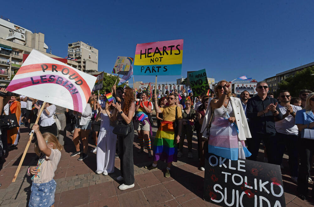 <p>Učesnici su počeli sa okupljanjem na Trgu nezavisnosti od 13 sati, nakon čega su planirani govori i šetnja gradskim ulicama</p>