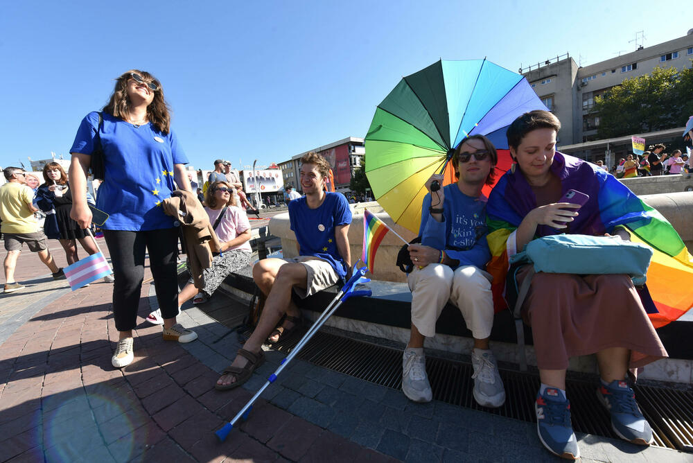 <p>Učesnici su počeli sa okupljanjem na Trgu nezavisnosti od 13 sati, nakon čega su planirani govori i šetnja gradskim ulicama</p>