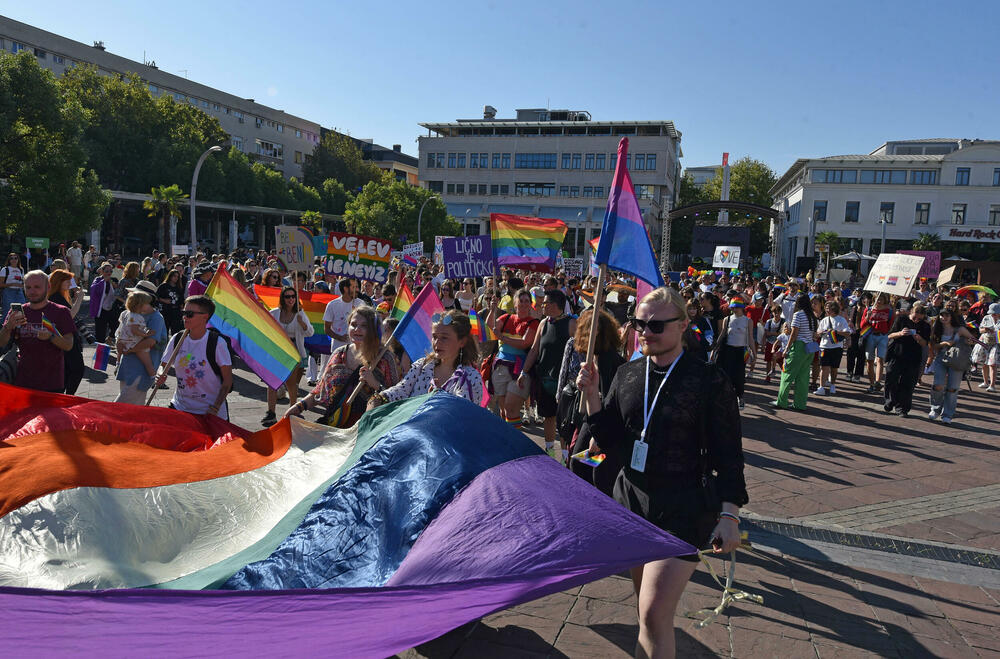 <p>Učesnici su počeli sa okupljanjem na Trgu nezavisnosti od 13 sati, nakon čega su planirani govori i šetnja gradskim ulicama</p>