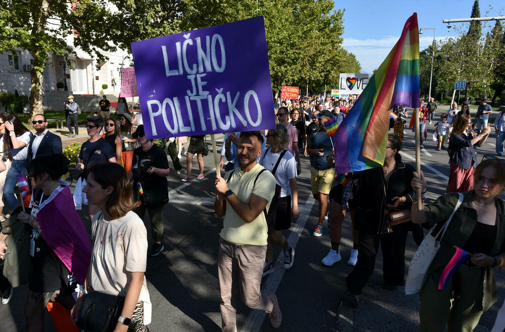 <p>Učesnici su počeli sa okupljanjem na Trgu nezavisnosti od 13 sati, nakon čega su planirani govori i šetnja gradskim ulicama</p>