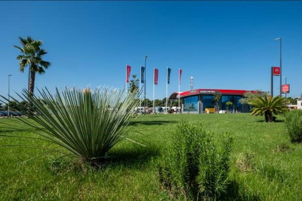 <p><em>Euro Petrol je pored express shop-a proširio svoju ponudu na benzinskoj pumpi na Starom Aerodromu, otvaranjem novog caffe bar-a i exspress restorana pod nazivom "Kitchen mEat"(koji danas počinje sa radom). </em></p>