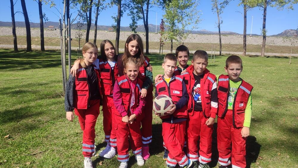 <p>"Svake godine obilježimo Međunarodni dan starih. Ali mi to ne radimo samo ovog dana, već svakog dana u godini. Kroz različite programe trudimo se da što više damo prostora starojoj populaciji koja je, rekla bih, zapostavljena", kazala je Ana Macanović, sekretarka nikšićkog Crvenog krsta</p>