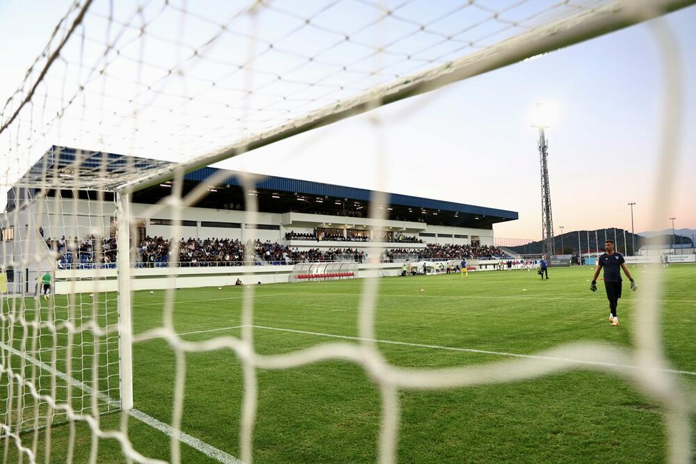 Policija poostrila preventivne ukrepe pred nogometno tekmo Dečić - Budućnost