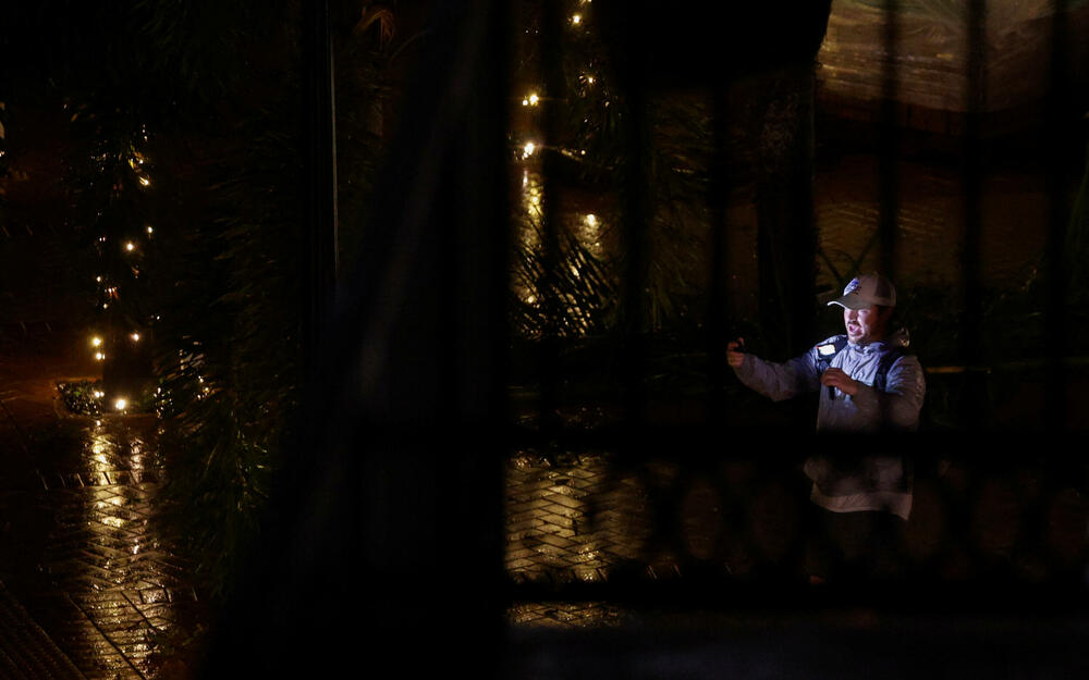 <p>U području Tampe kiše bi mogle da izazovu i potencijalno smrtonosti poplavni talas, upozorili su zvaničnici</p>