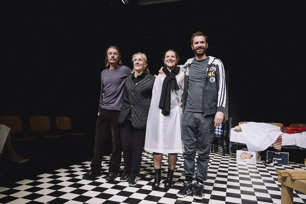 Sa poklona, ​​Photo: CNP