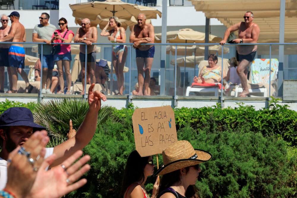 <p>Glavni protest je bio ispred kongresnog centra u Maspalomasu na ostrvu Gran Kanarija, na ostrvu Fuerteventura i oblasti noćnog života u Plaja de las Amerika na ostrvu Tenerife</p>