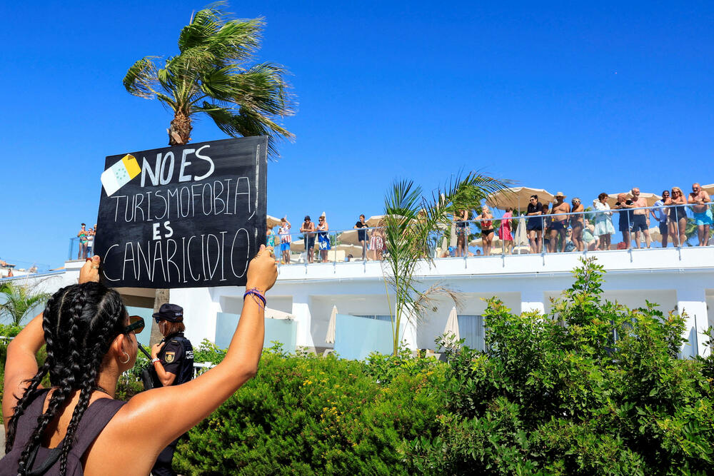 <p>Glavni protest je bio ispred kongresnog centra u Maspalomasu na ostrvu Gran Kanarija, na ostrvu Fuerteventura i oblasti noćnog života u Plaja de las Amerika na ostrvu Tenerife</p>