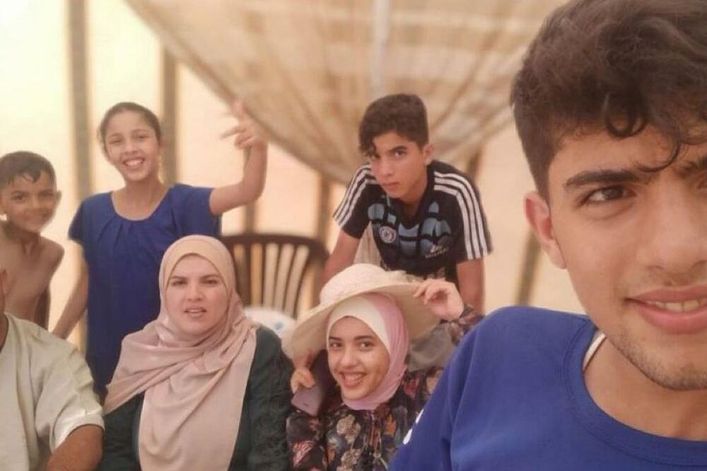 Šaban al Dalu (na selfiju koji je napravio sa članovima porodice) ubijen je kad je u izraelskom vazdušnom napadu zapaljen njegov šator u centralnoj Gazi, Foto: porodična fotografija