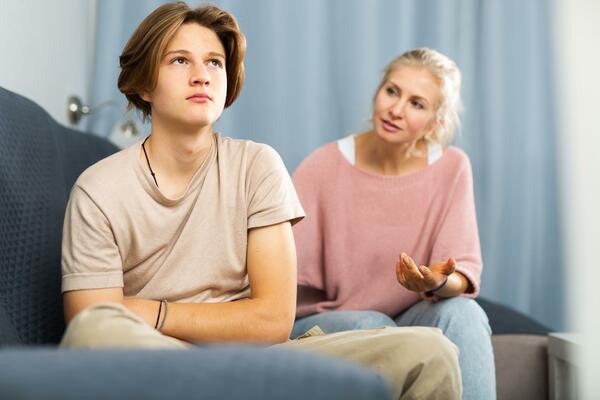 Kako da razgovarate sa tinejdžerom a da ne postanete negativci?