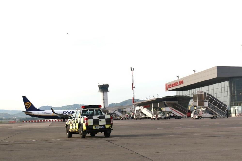 Rukovodilac operativne dužnosti se približava avionu