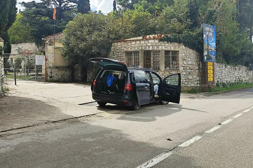 Način na koji jedan od taksista nudi usluge u Lepetanima, Foto: Siniša Luković