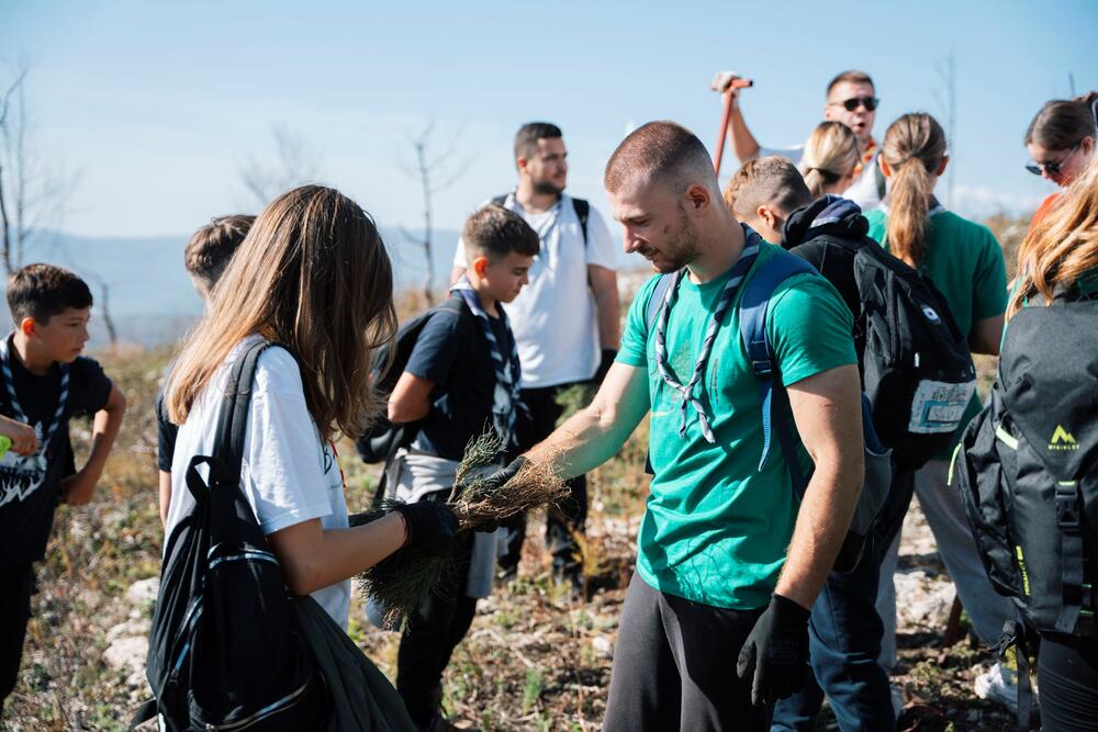 <p>Glavni koordinator projekta "Boranka", Borislav Jovović, istakao je da su vatrogasci, šumari i volonteri, nesebičnim zalaganjem, prije četiri godine uspjeli da spriječe širenje požara ka višim predjelima Vojnika, ali da su posljedice ipak vidljive</p>