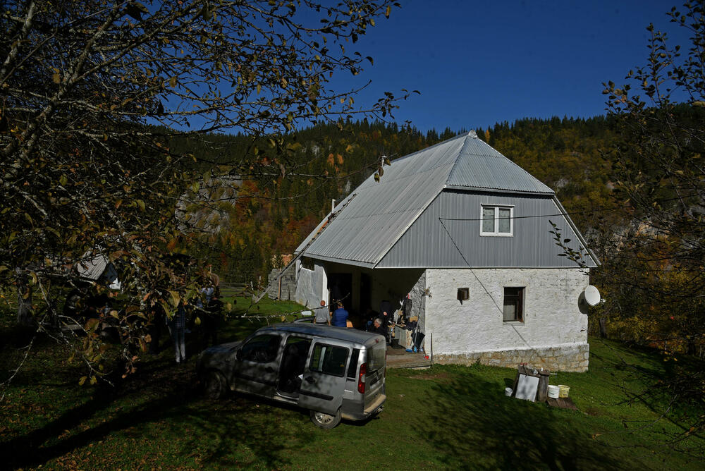 <p>Prema saznanjima Vijesti policiji je iz više bjelopoljskih sela prijavljeno da je Balijagić primjećen, ali nijedna prijava nije rezultirala lišenjem slobode odbjeglog ubice, silovatelja i razbojnika</p>